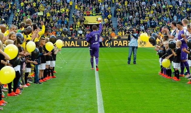 Вайденфеллер провел прощальный матч: отбил 2 пенальти и забил 2 гола