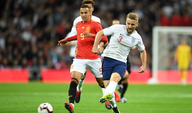 Люк Шоу (справа)