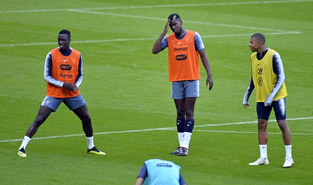 сборная франции на предматчевой разминке, getty images