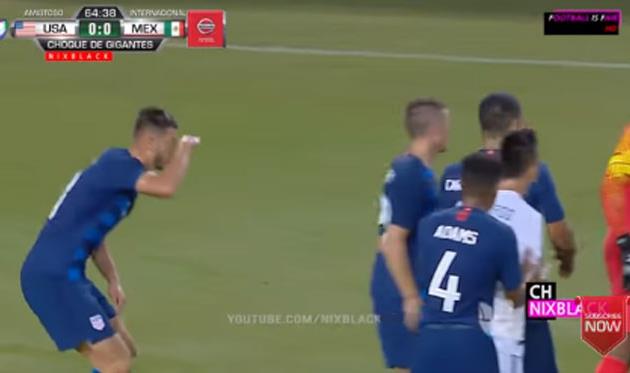 Защитник США унизил соперника из Мексики, высмеяв его рост