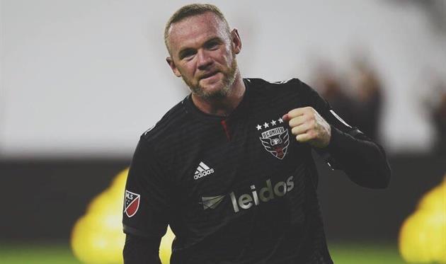 Руни подарил бутсы маленьким фанатам, отобрав у взрослого