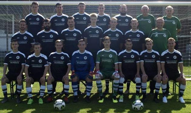 В 11-м дивизионе Германии игрок попал в штангу, мяч отлетел ему в голову и затем в ворота