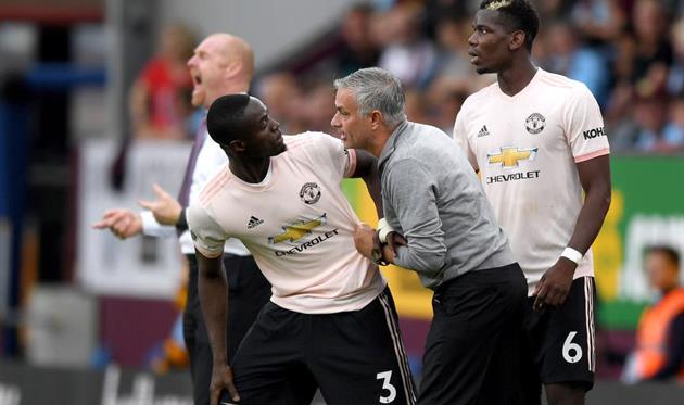 Жозе Моуриньо дает указания Эрику Байи, Getty Images