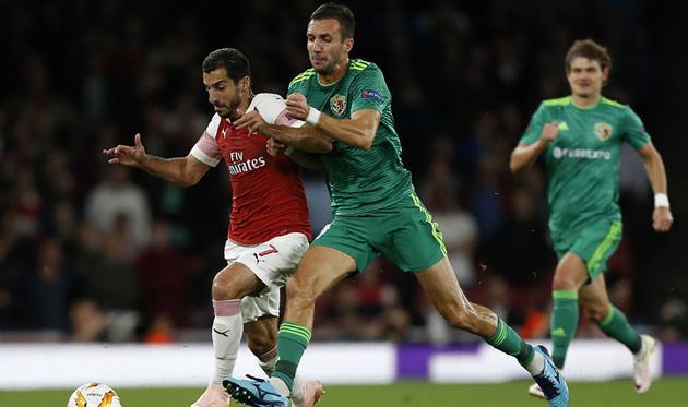 Генрих Мхитарян (слева), arsenal.com