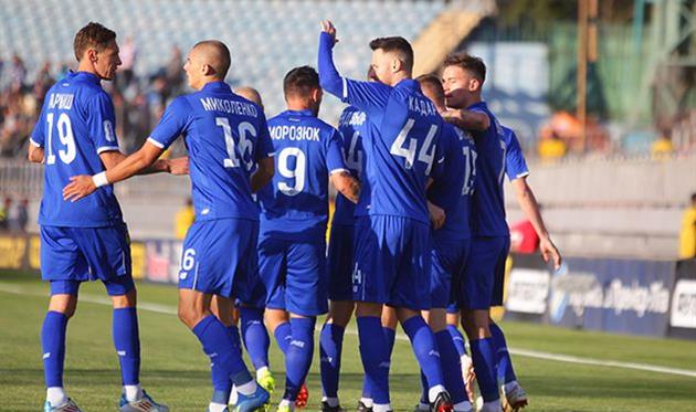 Игроки Динамо празднуют гол 