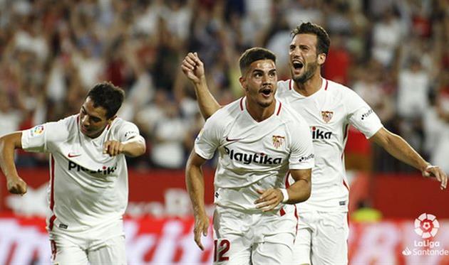 игроки севильи празднуют взятие ворот, twitter.com/LaLiga