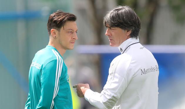 Месут Озил и Йоахим Лев/Getty Images