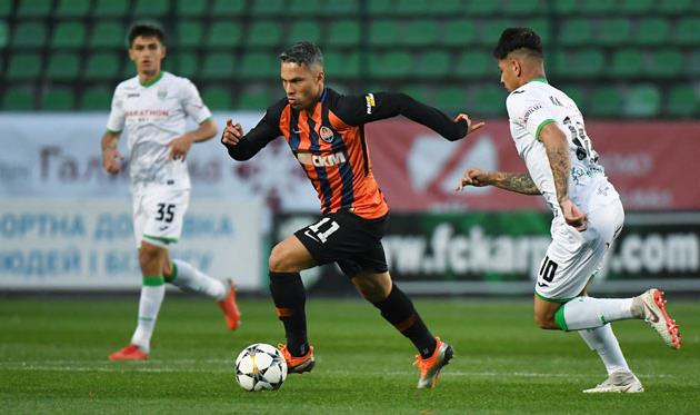 Марлос в матче против Карпат