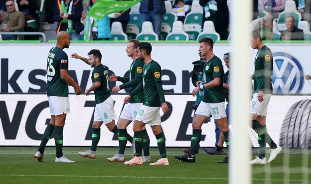 Игроки Вольфсбурга празднуют гол