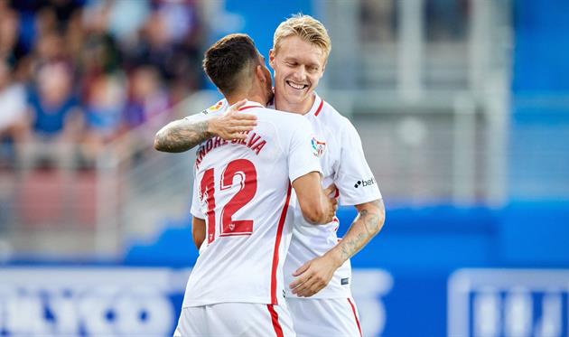 Игроки Севильи празднуют гол в ворота Эйбара/twitter.com/SevillaFC