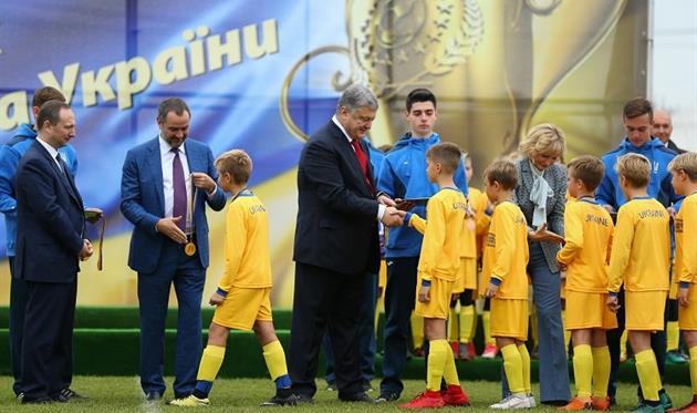 Петр Порошенко и Андрей Павелко проводят награждение, фото ФФУ