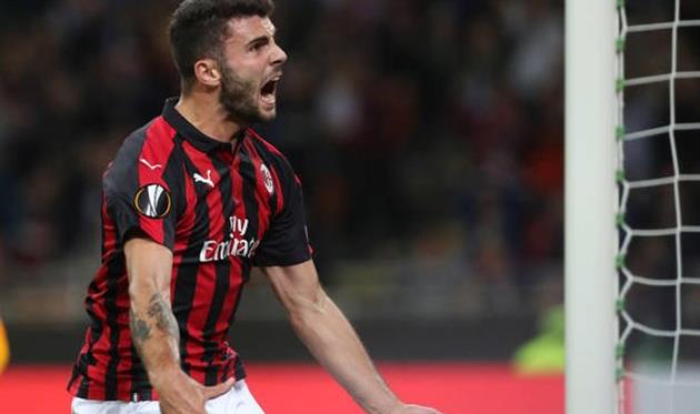 Патрик Кутроне празднует первый гол в ворота Олимпиакоса, Getty Images