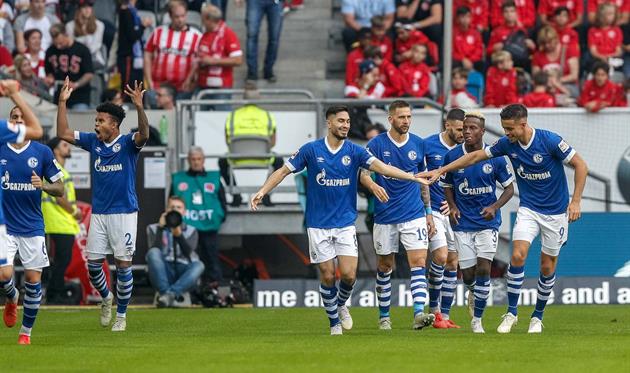 Игроки Шальке празднуют гол, twitter.com/s04