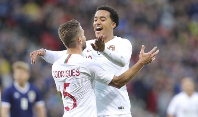 родригеш поздравляет кошту с забитым голом, twitter.com/selecaoportugal