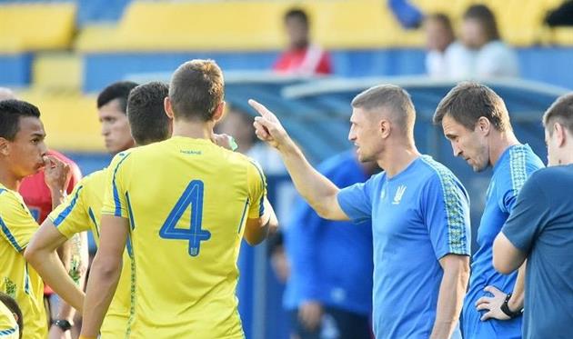 Владимир Езерский командует своими подопечными, фото ФФУ