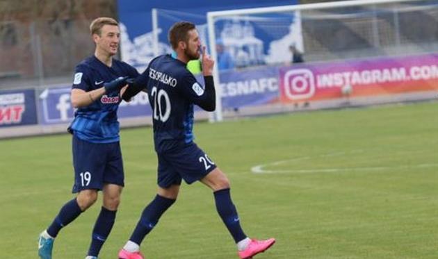 Денис Безбородько празднует забитый в ворота Мариуполя мяч, фото ФК Десна