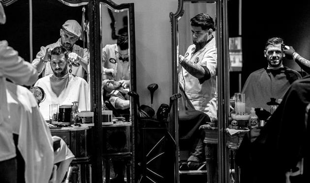 Месси и Демикелис в парикмахерской, AFP