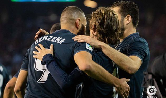 партнеры по команде поздравляют бензема с забитым голом, laliga.es