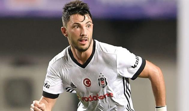 Полузащитник Бешикташа в перерыве ел рис с мясом, потому что его не выпускают на поле