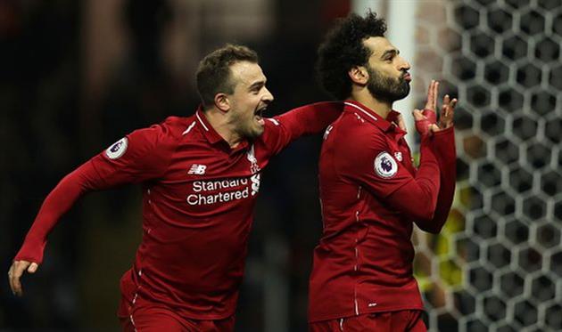 шакири поздравляет салаха с забитым голом, getty images