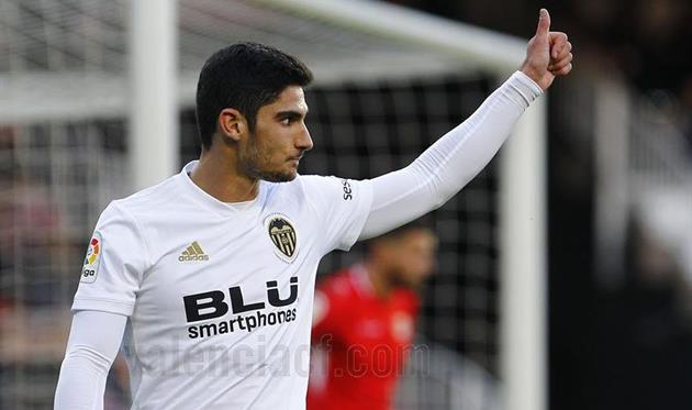 Валенсия впервые в сезоне выиграла с разгромным счетом, обыграв Райо