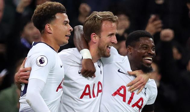 Харри Кейн (по центру), twitter.com/SpursOfficial