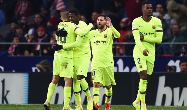 Усман Дембеле принимает поздравления от партнеров, Getty Images