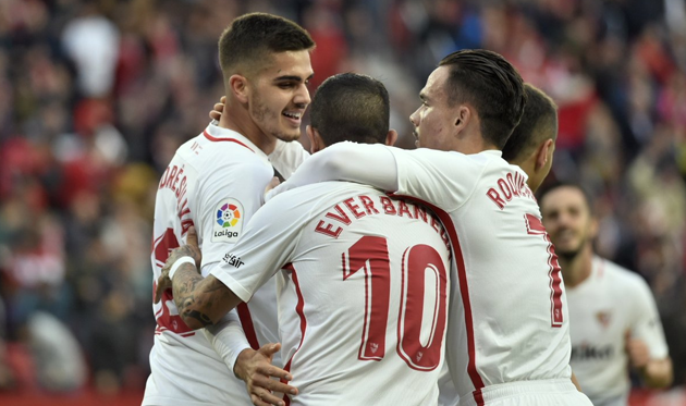 Севилья празднует гол Андре Силвы, twitter.com/SevillaFC