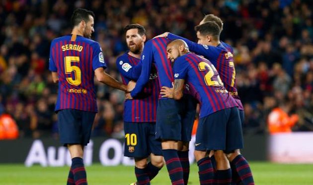 игроки барселоны поздравляют пике с забитым голом, laliga.es