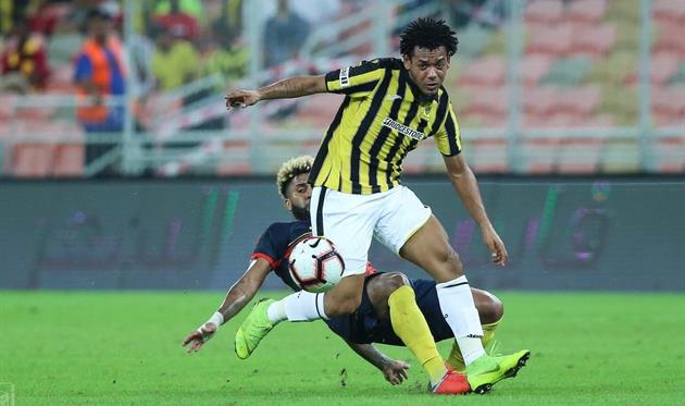 Лайнсмен хотел разнять футболистов и получил по лицу