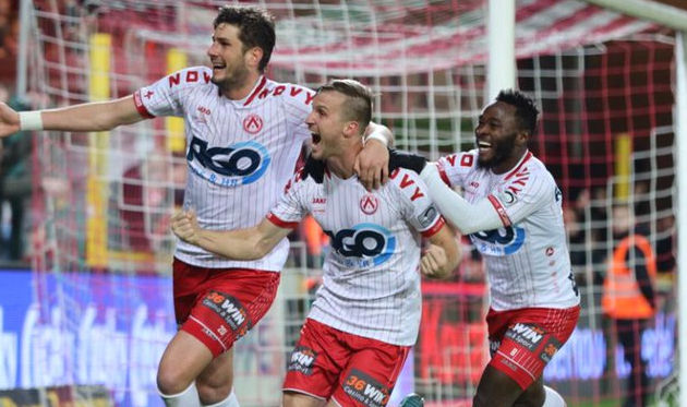 Андрей Бацула (в центре) празднует гол, twitter.com/kvkofficieel