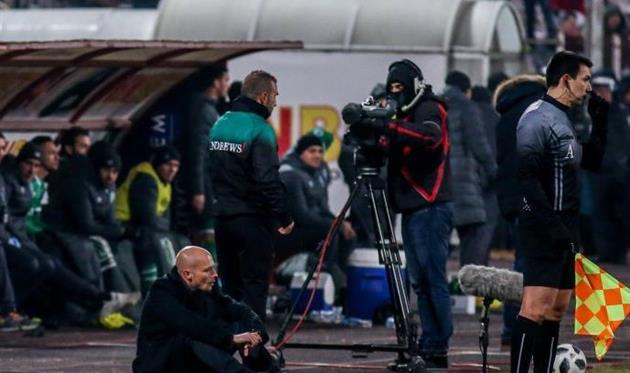 В Болгарии тренер на коленях умолял арбитра добавить еще времени
