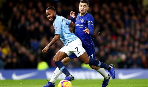 Рахим Стерлинг в борьбе за мяч, Getty Images