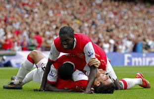 Эмма Адебайор (сверху)