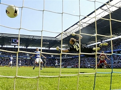 Мяч в воротах, бил Подольски, AP