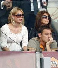 Тотти с женой Илари (блондинка) на Олимпико, фото Reuters