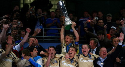 Трофей в руках капитана победителей, АFР