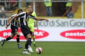 Трезеге забивает с пенальти, АР