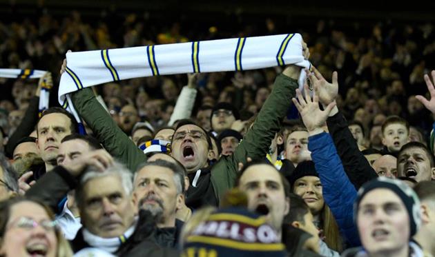 БОЛЕЛЬЩИКИ ЛИДС ЮНАЙТЕД В ПОБЕДНОМ МАТЧЕ ИХ КОМАНДЫ, GETTY IMAGES