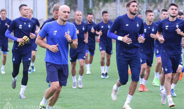 Виталий Кулыба выполняет упражнения наравне со своими подопечными, фото ФК Динамо