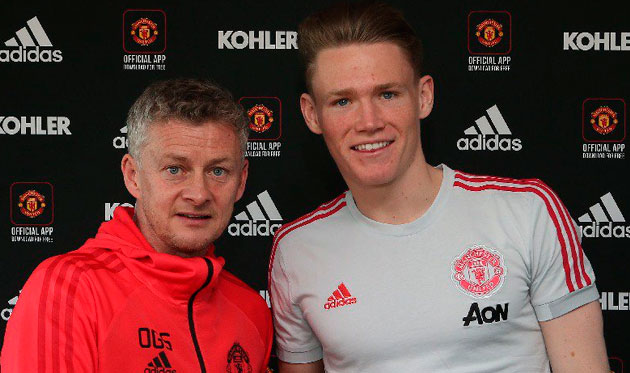 Мактоминей подписал новый контракт с МЮ