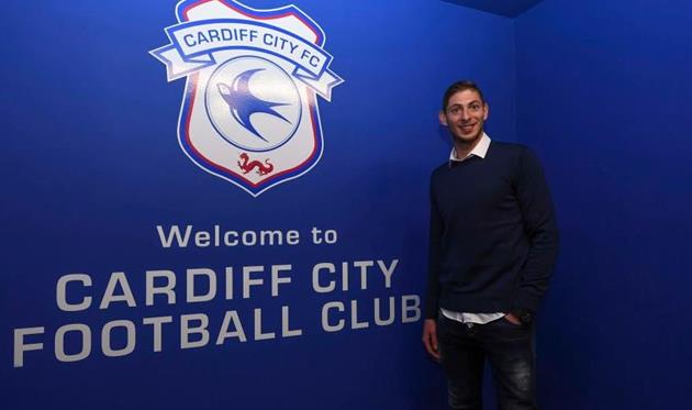 Поиски самолета, на котором летел Сала, приостановлены до утра