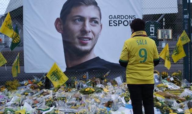 Фанаты несут цветы в память об Эмилиано Сала