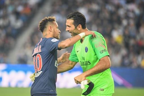 НЕЙМАР (СЛЕВА) И БУФФОН (СПРАВА), LE10SPORT