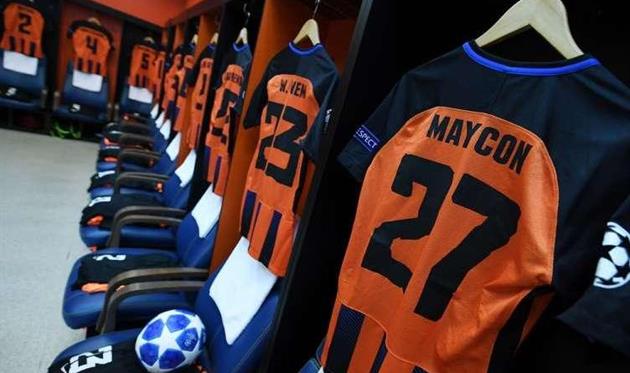 Айнтрахт потребовал у Шахтера отдельную раздевалку для тренеров