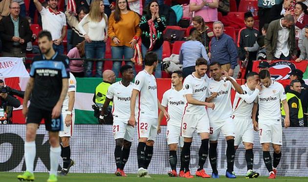 севильцы отмечают взятие ворот, getty images