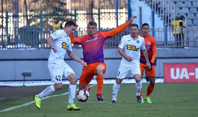 Игорь Тищенко в борьбе за мяч, Фото ФК Мариуполь