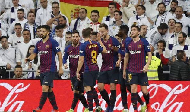 партнеры поздравляют ракитича с забитым голом, laliga.es