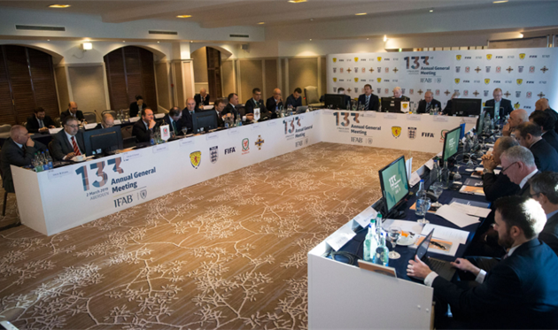 В футболе изменились правила: нельзя стоять в чужой стенке и забивать рукой