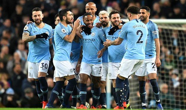 игроки манчестер сити поздравляют стерлинга, getty images